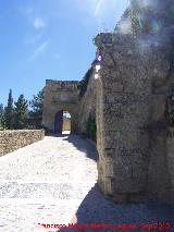 La Mota. Calle del Salto. Restos de la Primera Puerta y al fondo la Puerta de las Lanzas