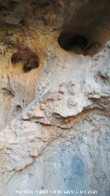 Abrigo de la Virgen. Oquedades