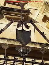 Casa de la Calle Roque Rojas n� 15. Cruz, escudo vac�o y �ngel