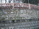 Molino del Rey. Muralla por donde discurre la acequia que sale del molino