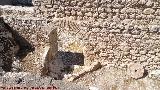 Castillo-Palacio de Zuheros. Muro interno, arco de ladrillo y piedra de molino