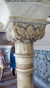 Alhambra. Mexuar. Capitel con restos de pintura