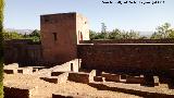 Alhambra. Secano. Casas delante de la Torre del Capitn