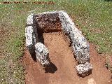 Necrpolis megaltica de Pea de los Gitanos. Dolmen Central Destapado