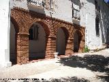 Santuario de Cortes. Soportales de ladrillo