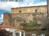 Iglesia de Santiago Apstol. Apoyada en la muralla