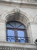 Ayuntamiento de Alcal la Real. Ventana y cabeza