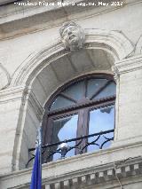 Ayuntamiento de Alcal la Real. Ventana y cabeza