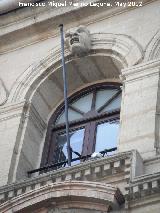 Ayuntamiento de Alcal la Real. Ventana y cabeza