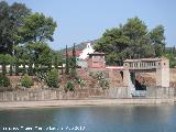 Pantano del Guadaln. Compuerta de desage con la ermita al fondo