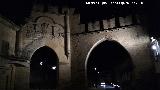 Arco de Villalar y Puerta de Jan. De noche