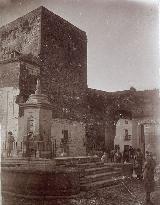 Puerta de beda. En esta foto del lbum de Enrique Romero de Torres se ve la casa que haba delante de la torre (aqu con la solana cegada) y el arranque de la puerta perdida