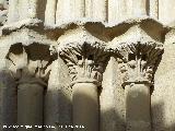 Iglesia de la Santa Cruz. Capiteles izquierdos de la portada lateral