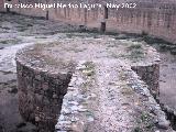 Castillo de Baos de la Encina. Torren circular desmochado y muro que cerraba el alcazarejo