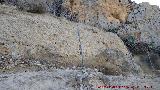 Castillo Viejo de Bedmar. Muralla de tapial con la cueva al fondo