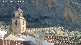 Iglesia de la Asuncin de Bedmar. Con la Cueva del Muralln al fondo