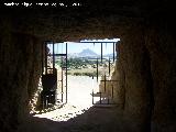 Dolmen de Menga. Al fondo la Pea de los Enamorados