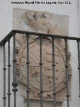 Casa de la Plaza de la Laguna n 12. Escudo izquierdo