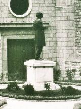 Monumento a Almendros Aguilar. Foto antigua. Archivo IEG