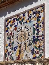 Ermita de la Virgen de la Cabeza. Mosaico de la Virgen sobre el tejado del porche