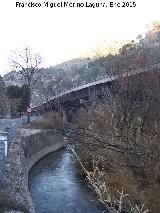 Ro Guadalbulln. Encajado entre la antigua carretera y la autova en el trmino de Cambil