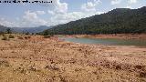 Pantano del Tranco. En sequa. Al fondo el Cementerio Viejo de Bujaraiza