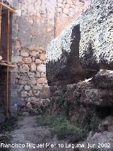 Castillo de los Duques de Alburquerque. Pared del aljibe y pasillo paralelo a la fachada