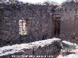 Castillo de los Duques de Alburquerque. Ventana superior de la fachada desde los muros del aljibe