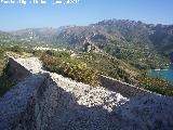 Muralla de Guadalest. Con el Castillo de Benimantell al fondo