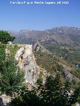 Muralla de Guadalest. Torren circular y al fondo el Castillo de Benimantell