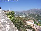 Muralla de Guadalest. Torren circular y al fondo el Castillo de Benimantell