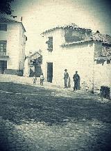 Calle Magdalena Baja. Foto antigua. La calle que se ve al fondo es Magdalena Baja, la casa de la izquierda es la panaderia y las casa de la derecha es la que quitaron para abrir la Calle Molino de la Condesa