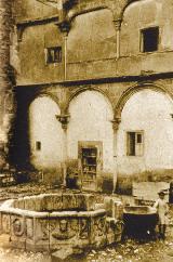 Fuente de la Plaza Vzquez de Molina. Foto antigua.  En su sitio original