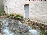 Balneario de Jabalcuz. Puertas que dan al arroyo