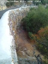 Calzada de Otiar. Muros de contencin antiguos utilizados por la carretera actual