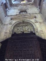 Catedral de Jan. Fachada Interior. Relieve sobre la Puerta de los Fieles