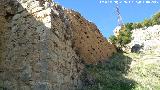 Muralla de Jan. Torren Sur II. Podium y continuacin de la muralla