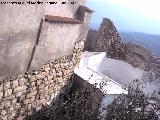 Muralla de Jan. Torren oculto. Torren oculto por petacas de obra y el arranque de la muralla hacia la carretera de circunvalacin.