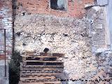 Muralla de Jan. Torren oculto. En el patio del almacn de materiales de construccin que hay en la carretera de circunvalacin y que est construido sobre la muralla. Podemos observar una construccin de tapial del grosor y direcci