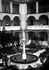 Antigua Escuela de Enfermera. Foto antigua. Patio