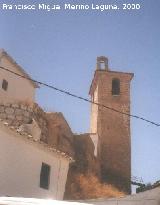Castillo de las Peuelas. Torren circular blanqueado a la izquierda y Torre del Homenaje al fondo