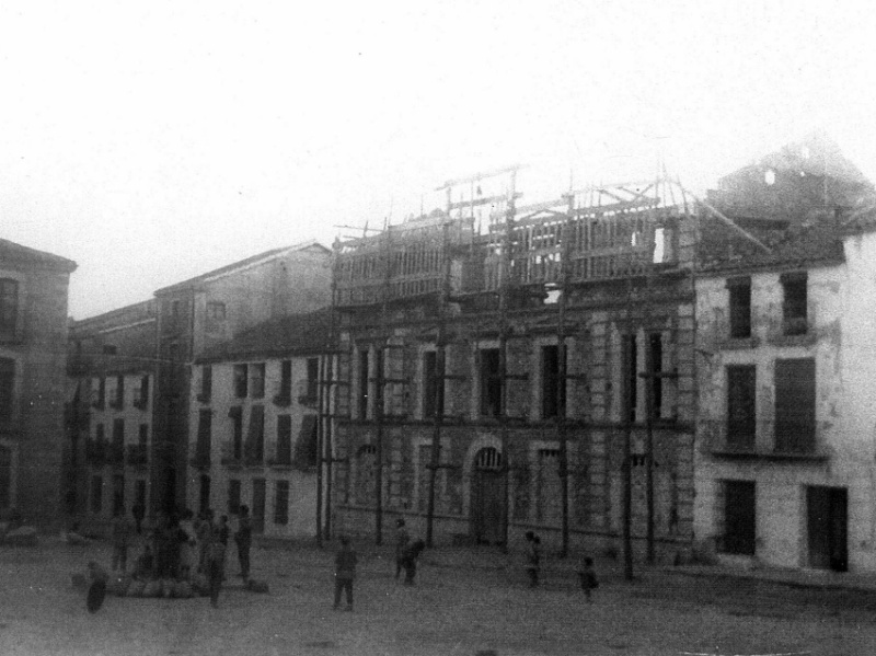 Plaza de la Constitucin - Plaza de la Constitucin. Foto antigua. El Ayuntamiento en construccin