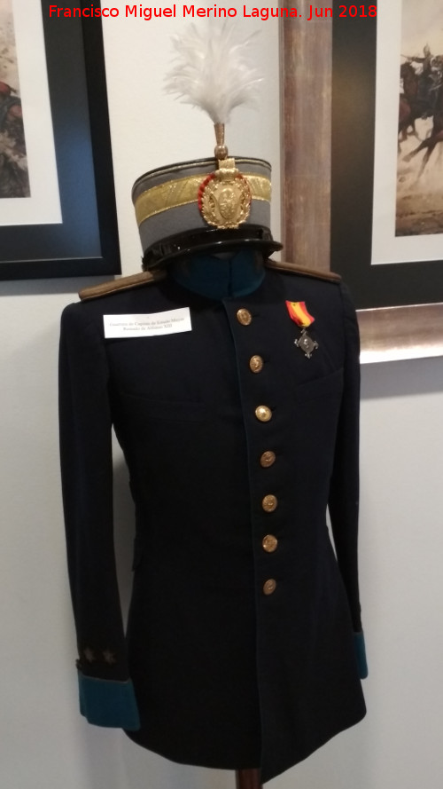 Alfonso XIII de Espaa - Alfonso XIII de Espaa. Guerrera de Capitn del Estado Mayor. Exposicin Palacio Villardompardo - Jan