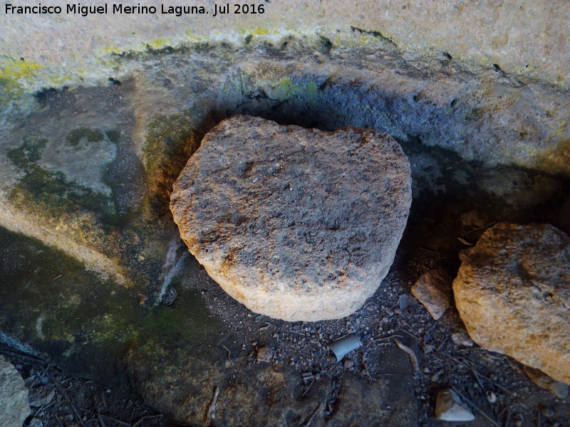 Cueva artificial de los Llanos III - Cueva artificial de los Llanos III. Piedra de molino