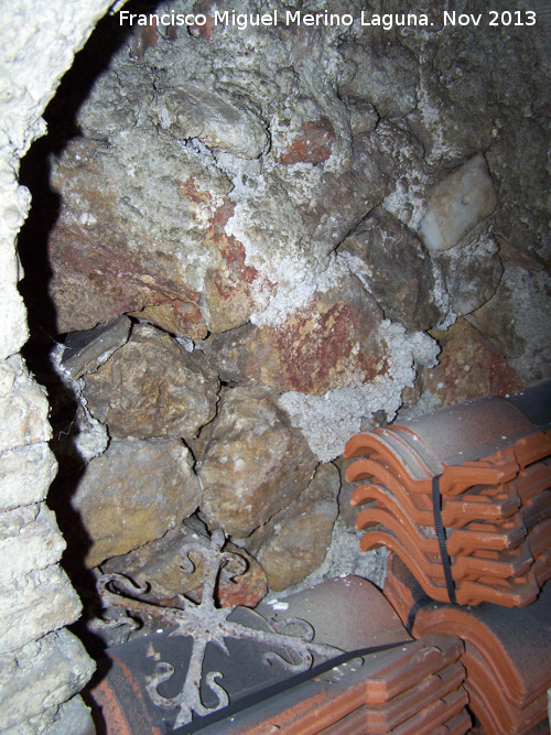 Refugio de Santa Marta - Refugio de Santa Marta. Acceso cegado y cruz Calatrava