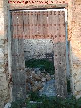 Cortijo Antiguo de Sancho Iiguez. Puerta de clavazn con restos de cruz
