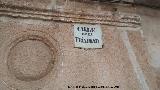 Casa de la Calle de la Trinidad n 1. Tondo y antigua placa de calle