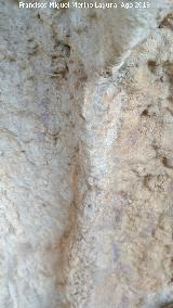 Pinturas rupestres y petroglifos Cueva del Clarillo. Barra a la izquierda del antropomorfo inferior del grupo 6
