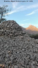 Con la Serrezuela al fondo Chozo de los Cornetales. Con la Serrezuela al fondo