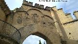 Arco de Villalar y Puerta de Jan. Escudos